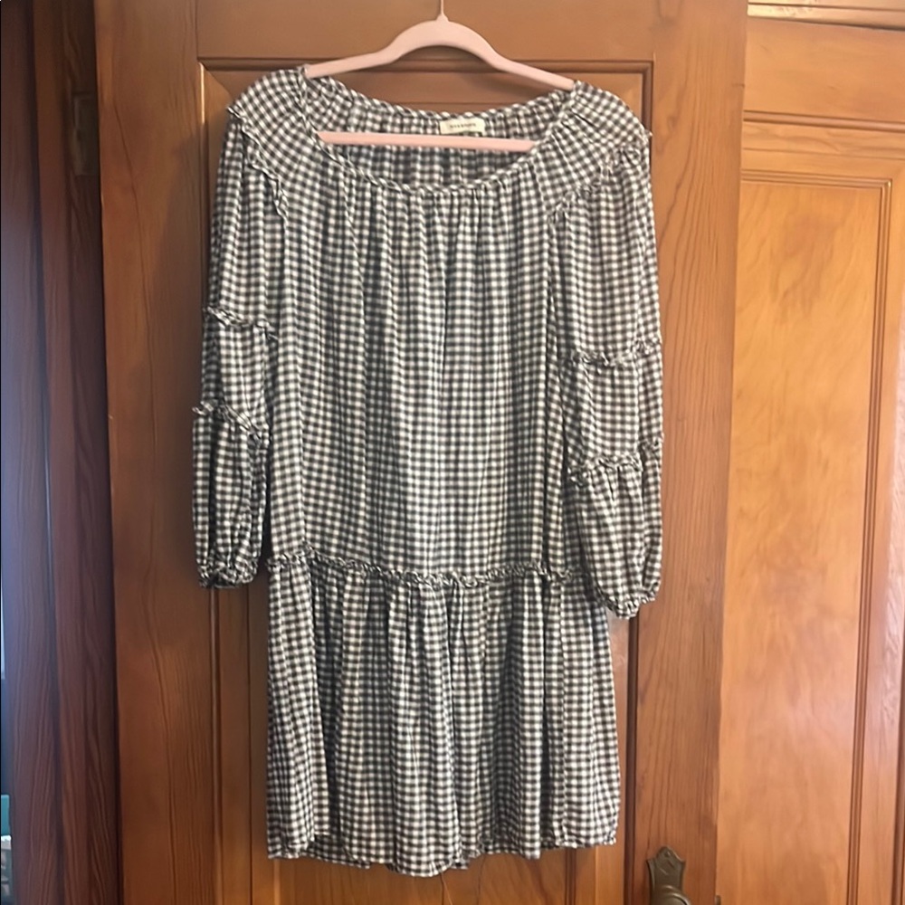 Max Studio Black and White Long Sleeve Dress